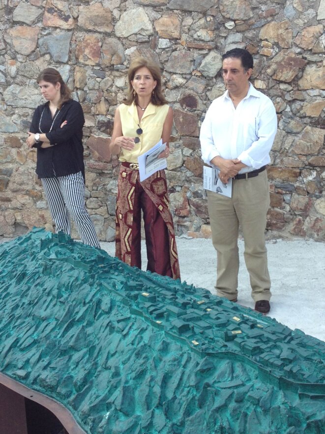 Maria Leal da Costa devant la reproduction en bronze du site de Marvao © Phr Maria Leal da Costa devant la reproduction en bronze du site de Marvao © Phr